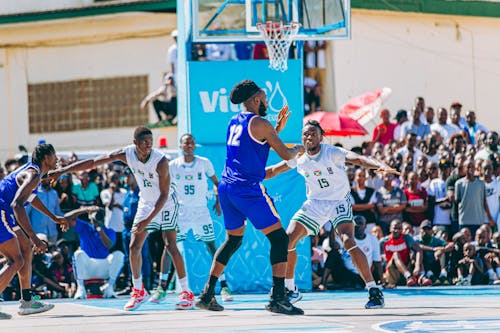 广东男篮主场负于山西，失误频繁，磨合不足，首战失利，需加强调整。